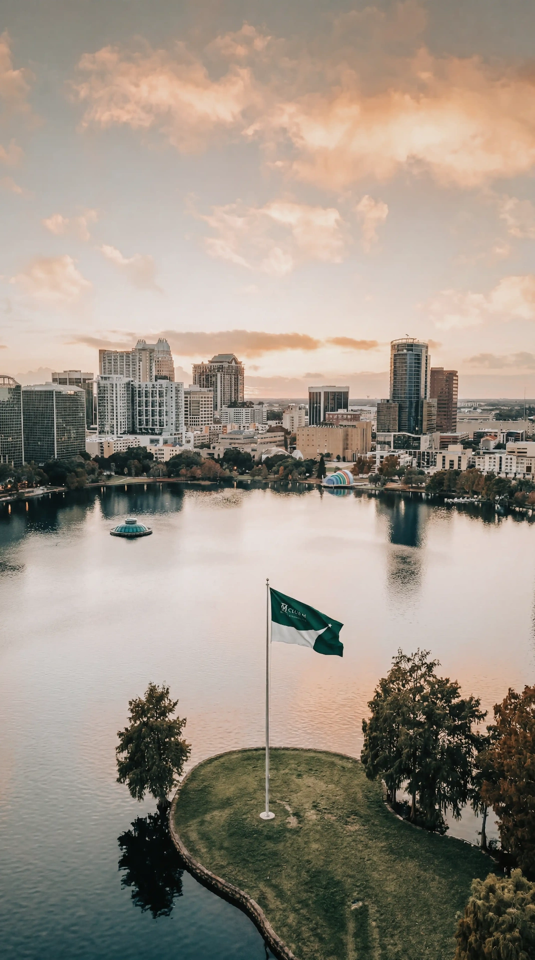 Bandeira do Club M Orlando em Lake Eola — primeira sede internacional