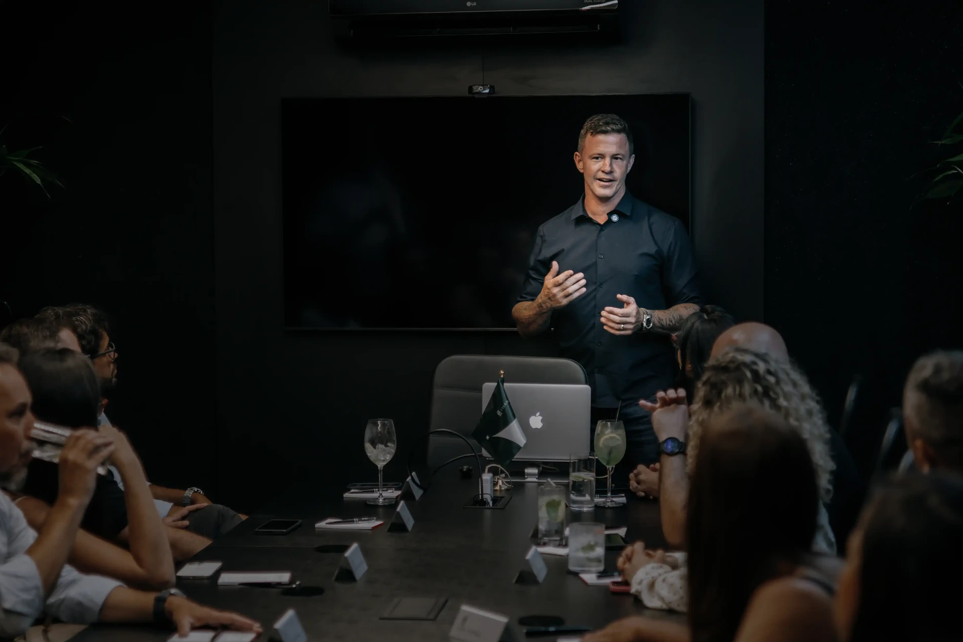 Reunião do Club M com empresários reunidos para apresentação